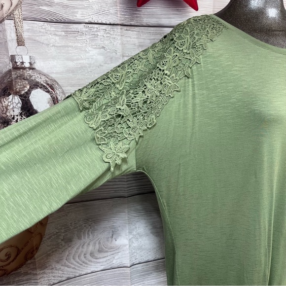 Terra & Sky 14W Top with LuLaRoe TC2 Christmas leggings - Picture 6 of 13